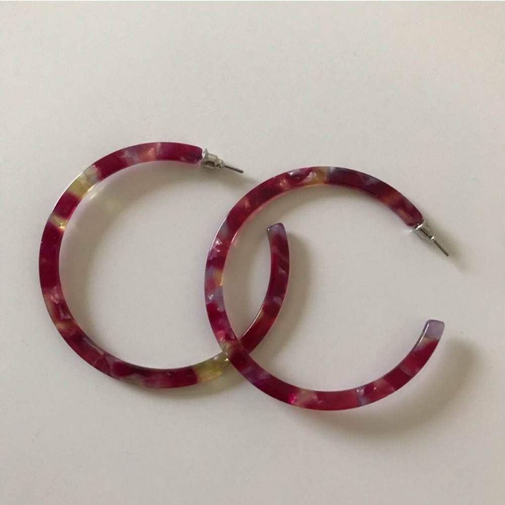 3/35✨ Red Marbled Hoop Earrings